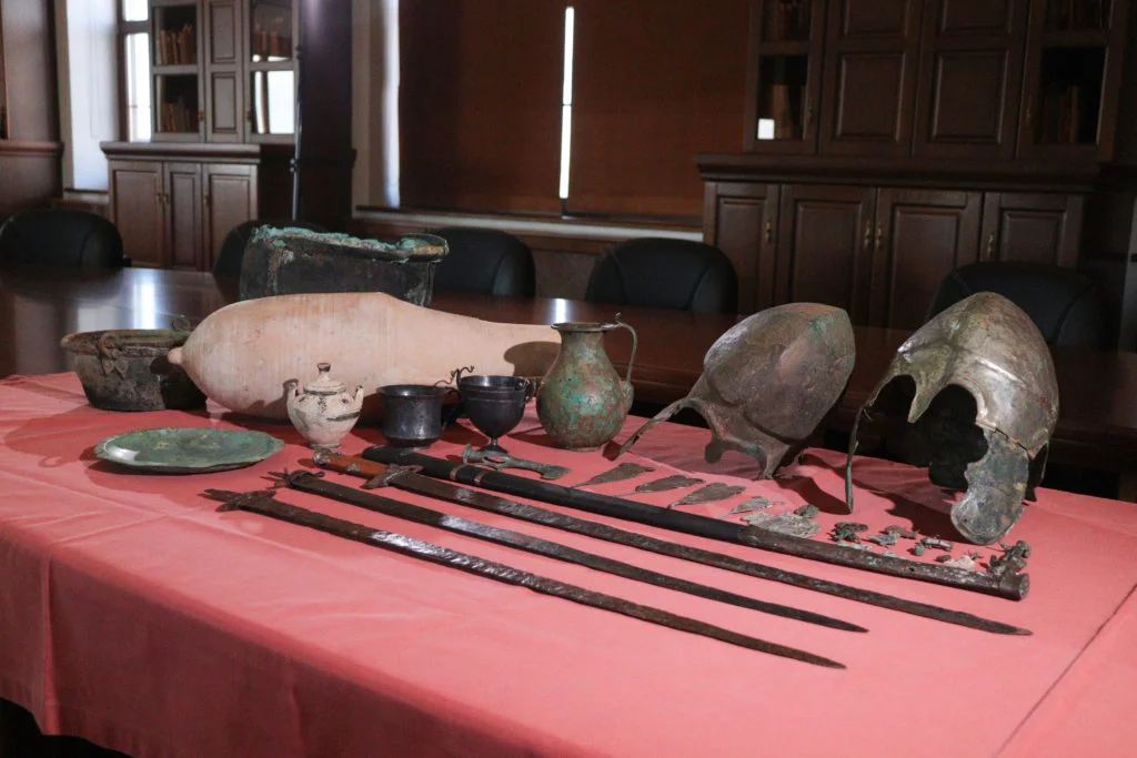 Сотрудники ФСБ в Краснодарском крае изъяли 116 древних артефактов