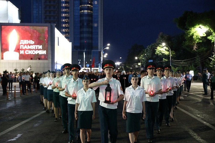 Губернатор Краснодарского края Вениамин Кондратьев принял участие во всероссийской патриотической акции «Свеча памяти»