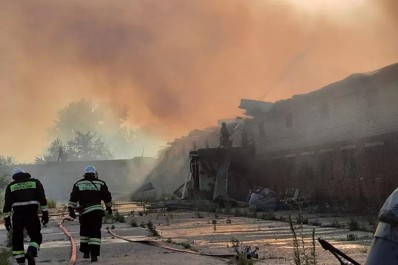 Более четырёх часов боролись краснодарские пожарные с крупным пожаром