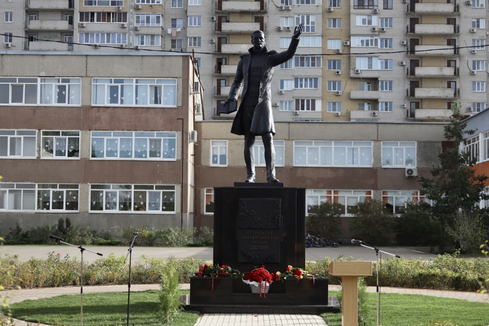 Памятник Михаилу Лермонтову был установлен в Юбилейном МКР Краснодара