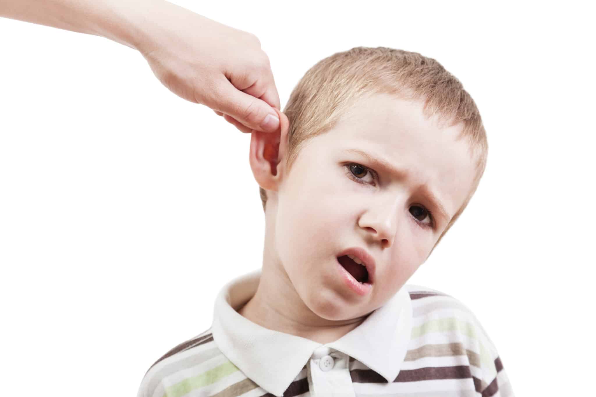 Ребенок тащит папу и кричит мама. Дергать за уши. Мальчиков дёргают за уши. Злой школьник.