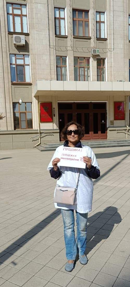 Пенсионерка объявила голодовку у здания администрации Краснодарского края