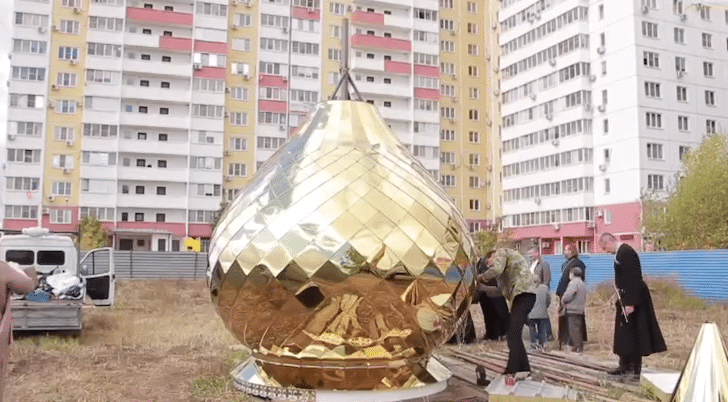 В Краснодаре освятили купол нового храма