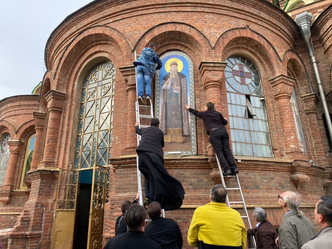 На фасаде Свято-Троицкого собора в Краснодаре установили икону святой княгини Ольги