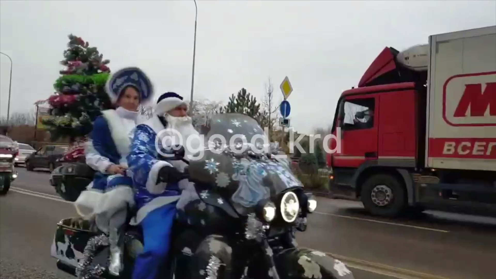 В Краснодаре проводится парад Дедов Морозов и Снегурочек для детей героев