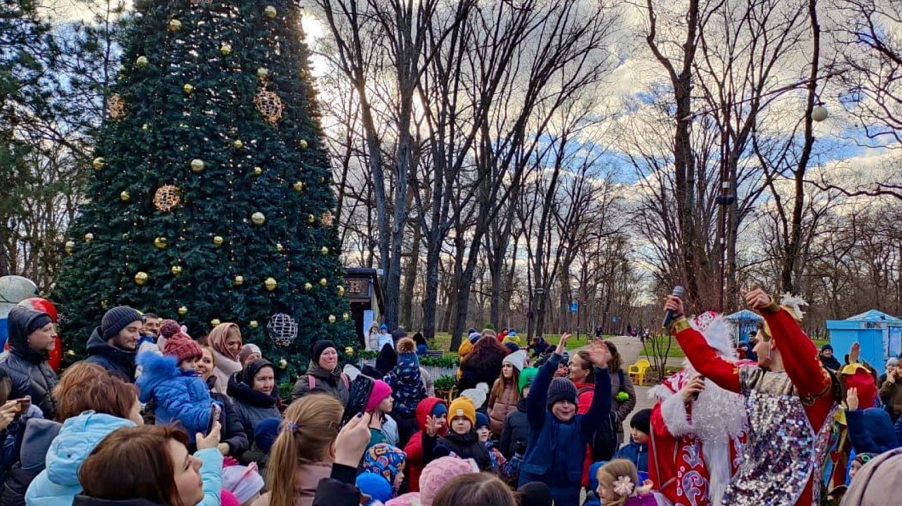 В Чистяковской Роще Краснодара открыли новогоднюю ёлку