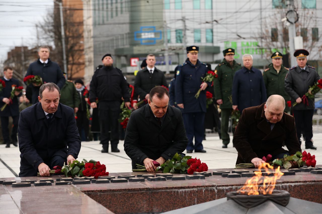 Мэр Краснодара вместе с губернатором Кубани возложили цветы к Вечному огню