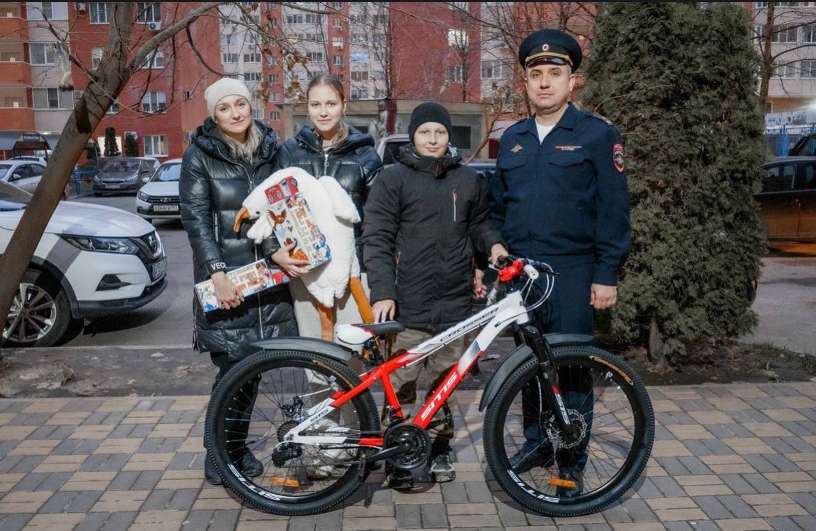 «Полицейский Дед Мороз» из Краснодара исполнил мечту мальчика