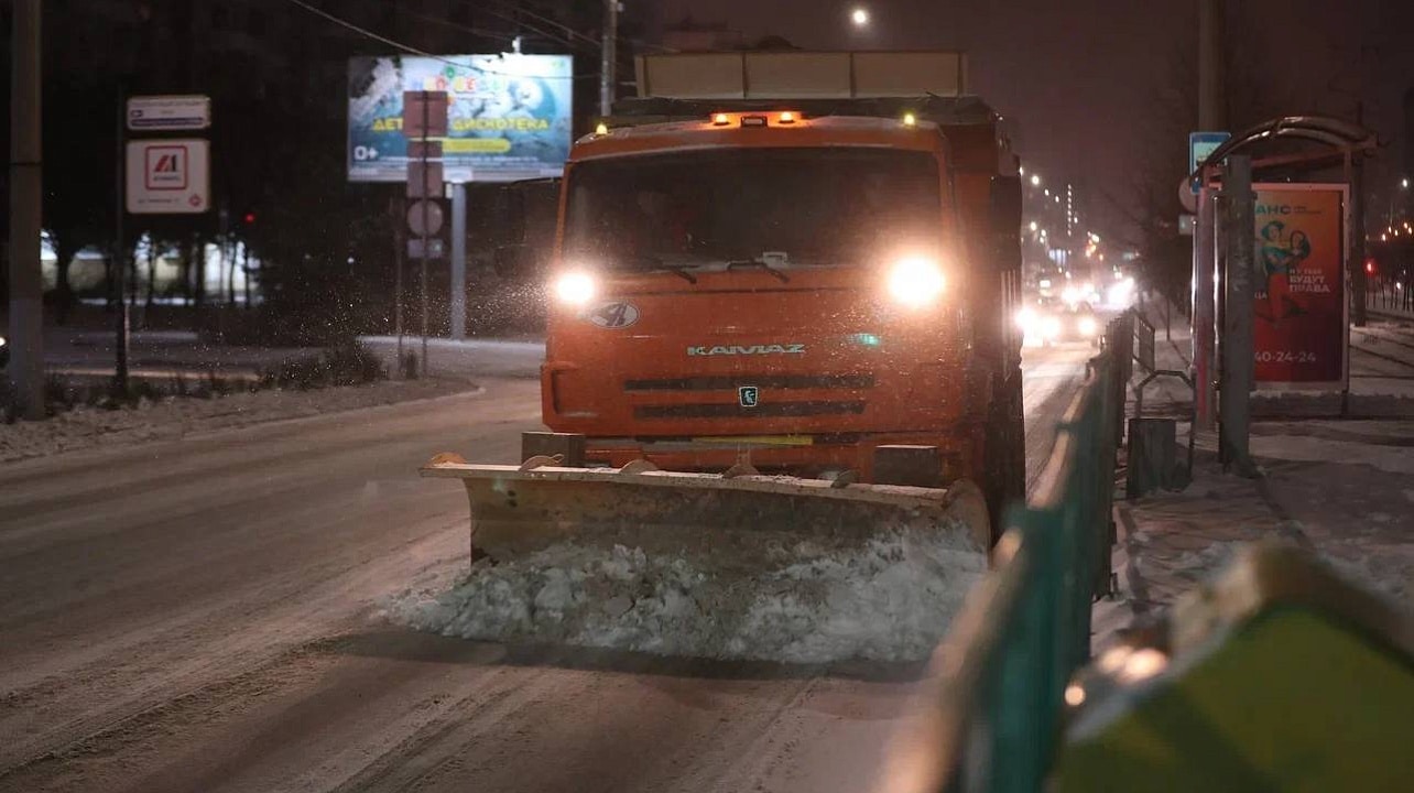 Ночью в Краснодаре продолжат убирать снег и обрабатывать дороги от гололёда
