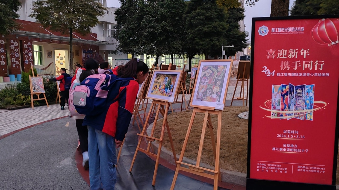 В Китае показали рисунки юных художников Краснодара