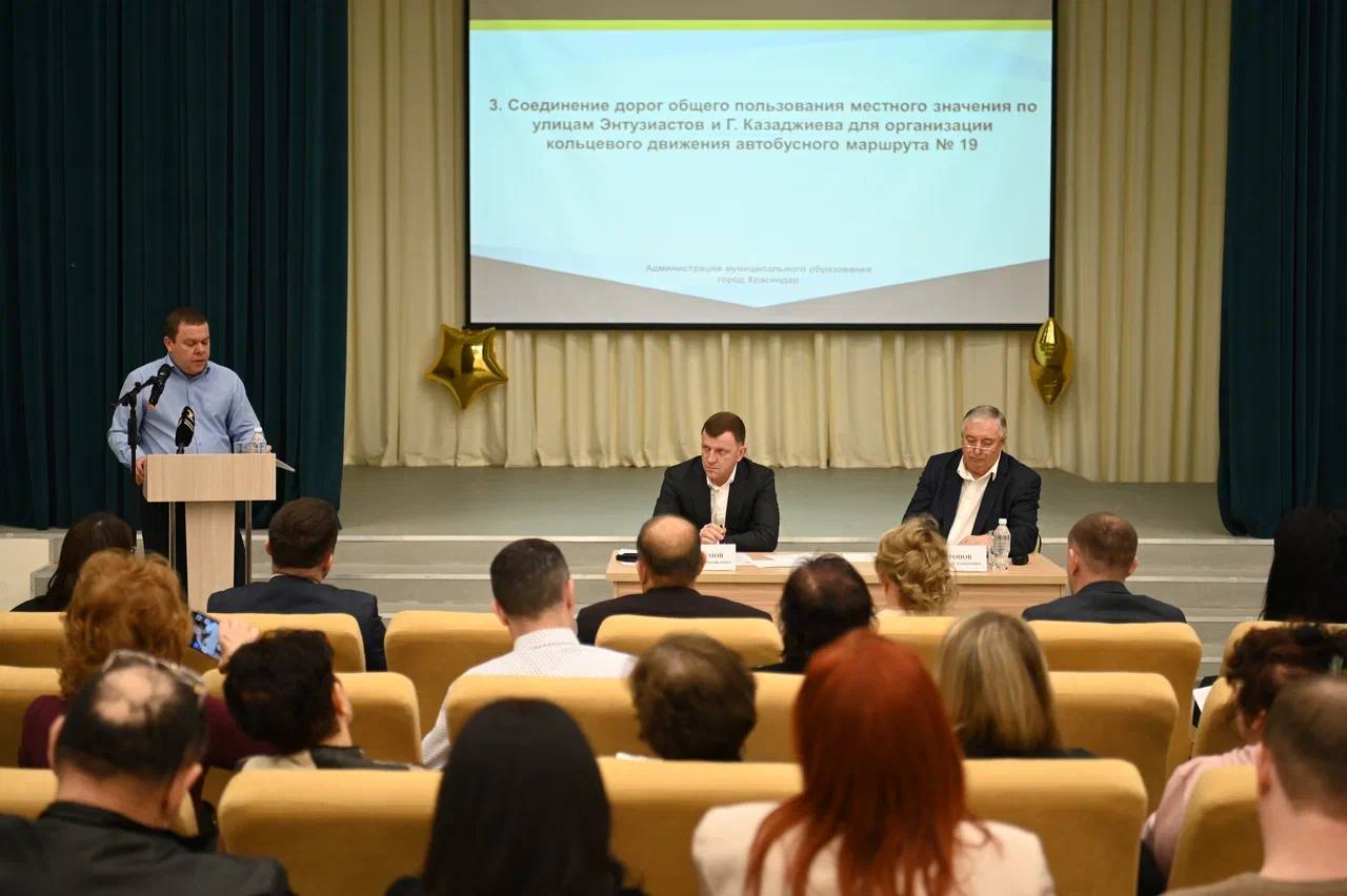 Евгений Наумов пообещал жителям Новознаменского в Краснодаре построить дорогу